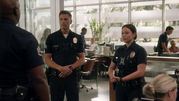 Bild 1 von 3: Officer Grey (Richard T. Jones, l.) bestimmt auf der Polizeidienststelle, dass Officer Lucy Chen (Melissa O'Neil, r.) ihrem Kollegen Tim Bradford (Eric Winter, M.) zuarbeiten soll. Diese Anordnung löst bei beiden Unbehagen aus.