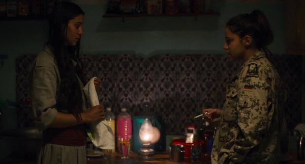 Bild 1 von 5: Peschmergakämpferin Berivan (Zübeyde Bulut, l.) und Rojda (Almila Bagriacik, r.)