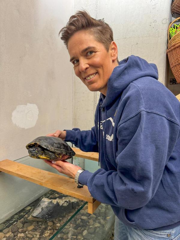 Bild 1 von 21: Im Bild: Mitten im Grünen in Purgstall in Niederösterreich lebt die Ex-Skirennläuferin Michaela Dorfmeister und ihren geliebten Tieren: Schäferhündin Luna, die Schafe Luci, Mimi, Spiki sowie die älteste Schafdame Sofie und Rotwangenschildkröte Betty.