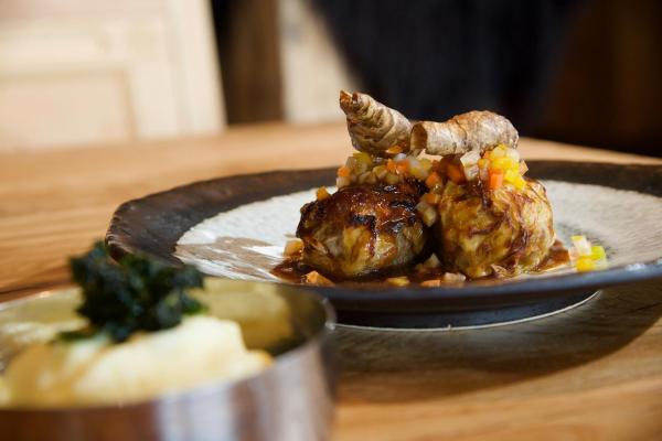 Bild 1 von 6: Im Bild: Das Abendgericht in Aufgetischt: Krautwickler mit Topinambur von Vater und Sohn Lukas, Restaurant Verdi.