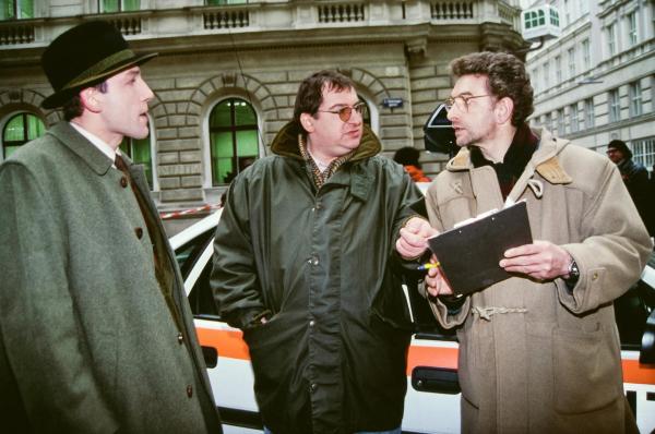 Bild 1 von 3: Im Bild: Die Kriminalassistenten Ernst Stockinger (Karl Markovics, li.) und Peter Höllerer (Wolf Bachofner, mi.) nehmen mit einem Spurensicherer (Ernst Josef Lauscher, re.) den Tatbestand auf.