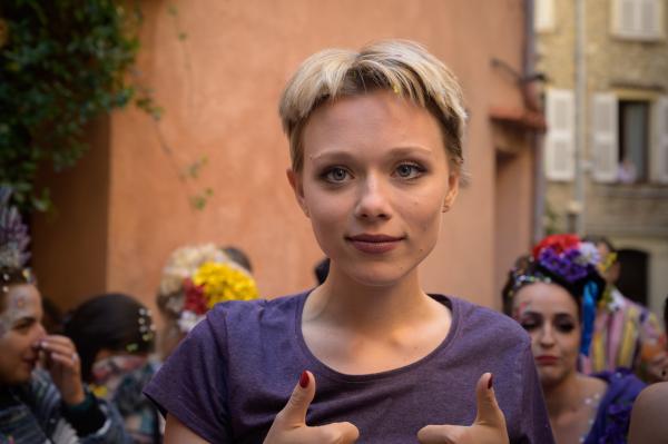 Bild 1 von 7: Eine Gruppe um Pauline (Ivanna Sakhno) führt in der Altstadt von Antibes ein kleines Spektakel auf. In Thomas werden Erinnerungen wach.