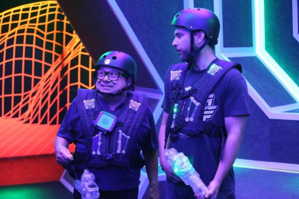 Bild 1 von 8: Frank Reynolds (Danny DeVito, r.); Charlie Kelly (Charlie Day, r.)