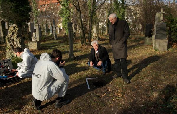 Bild 1 von 49: Von links: Die Hauptkommissare Ivo Batic (Miroslav Nemec) und Franz Leitmayr (Udo Wachtveitl) stehen dort, wo versucht wurde, ein Grab zu graben. Die Spusi ist bei der Arbeit (Komparsen).