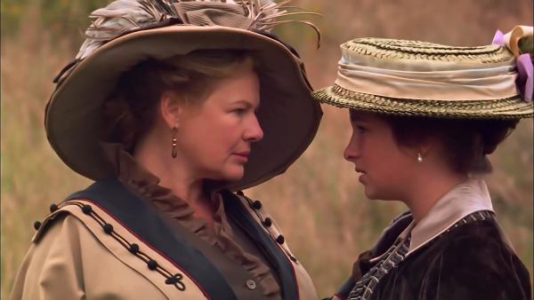 Bild 1 von 1: Lillian Hepworth (Dianne Wiest), Izzy Pettibone (Heather Brown) (v.l.)