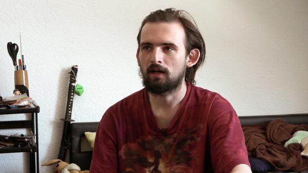 Bild 1 von 3: Nachdem Jerrick die Arbeitssuche als Fahrzeuglackierer nur halbherzig angegangen ist, kam er zu dem Schluss, dass eine andere berufliche Richtung ihn weit mehr interessieren würde, nämlich der Bereich Pflege.