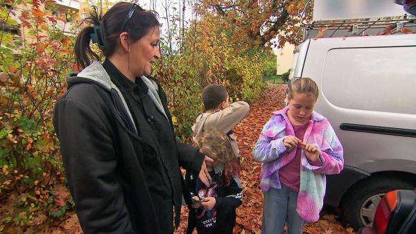Bild 1 von 4: Schlechte Aussichten für Nataschas Ausflug mit den Kids: Der Reifen des geliehenen Autos ist platt.