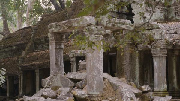 Bild 1 von 3: Die verlassene Tempelstätte Ta Prohm im kambodschanischen Dschungel wurde 2001 als Filmkulisse für Angelina Jolies berühmten Film \