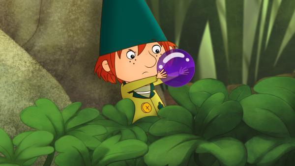 Bild 1 von 4: Der Hauswichtel Nisse möchte mit einer kleinen Kugel mal wieder der Größte sein.© ZDF/Akkord Film/Bastei Lübbe AG - Honorarfreie Verwendung gemäß AGB im redaktionellen Zusammenhang mit genannter Sendung bei Nennung \