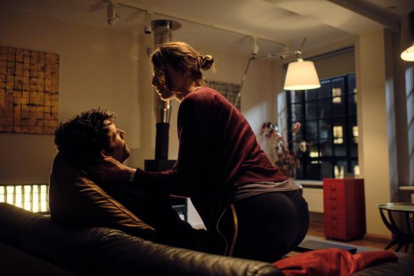 Bild 1 von 6: Nach der Attacke in dem verlassenen Hotel verarztet Ingrid (Emma Appleton) John (Colin Morgan) in dessen Haus.