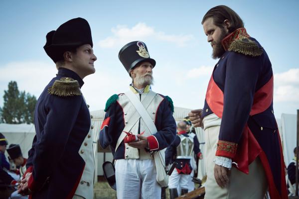 Bild 1 von 8: Holger Stockhaus und Antoine Monot als Napoleon und Offizier kurz vor der Schlacht bei Waterloo.