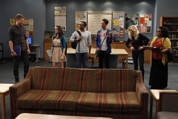 Bild 1 von 21: Für die Clique beginnt das letzte Schuljahr. Wie die Lerngruppe von Jeff Winger (Joel McHale, l.) mit Annie Edison (Alison Brie, 2.v.l.), Troy Barnes (Donald Glover, 3.v.l.), Abed Nadir (Danny Pudi, 3.v.r.), Britta Perry (Gillian Jacobs, 2.v.r.) und Shirley Bennett (Yvette Nicole Brown, r.) zusammen arbeiten wird, wird sich noch zeigen ...