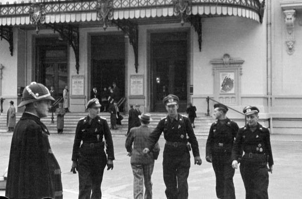 Bild 1 von 4: Soldaten vor dem Kasino von Monte-Carlo während des Zweiten Weltkriegs