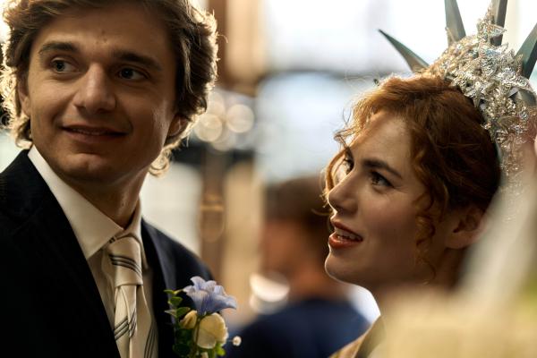 Bild 1 von 7: Sebastiaan (Chris Peters) und Emma (Hanna van Vliet) haben ihre Abschiedsparty vor dem Wegzug in die USA spontan zur Hochzeitsfeier umfunktioniert.