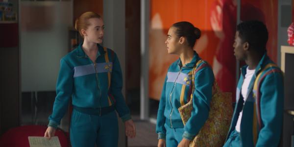 Bild 1 von 3: Mia (Abigail O'Regan, l.) bespricht sich mit Simone (Margherita Barbieri, M.) und Jack (Sam Darius, r.). Sie wollen bei einer heimlichen Challenge gegen andere Ballettschulen antreten und müssen nun bestimmen, wer welchen Part übernimmt.© ZDF/2023 Cottonwood Media/ZDF Studios/ Opéra National de Paris - Honorarfreie Verwendung gemäß AGB im engen inhaltlichen redaktionellen Zusammenhang mit genannter Sendung bei Nennung \