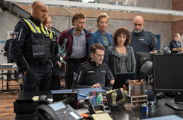 Bild 1 von 12: Das Team vom PK 14 staunt nicht schlecht, als es die Pressekonferenz zum Entführungsfall verfolgt. (V.l.n.r.: Patrick Abozen, Sofie Junker), Enrique Fiß, Sven Fricke, Saskia Fischer, Maria Ketikidou und Özgür Karadeniz).