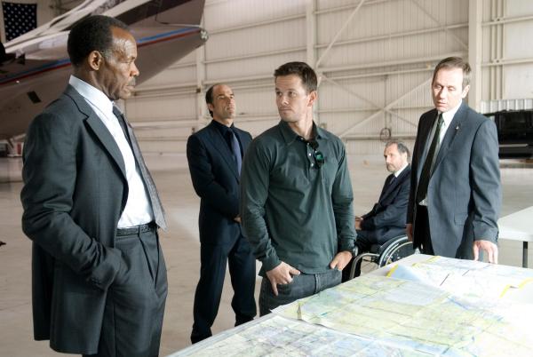 Bild 1 von 18: Um ein geplantes Attentat auf den Präsidenten zu vereiteln, macht Nick Memphis (Danny Glover, l.) den ehemals besten Scharfschützen der Army (Mark Wahlberg, vorne M.) ausfindig. Was dieser nicht ahnt, Memphis verfolgt noch ein ganz anderes Ziel ...