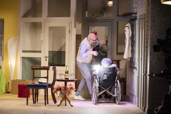 Bild 1 von 6: Oh! Basti (Martin Rassau) versetzt Frau Hupfer versehentlich einen Stromschlag.