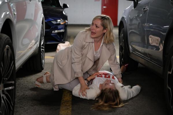 Bild 1 von 8: Jill Peterman (Georgina Haig, l.)