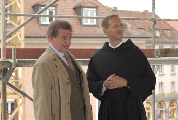 Bild 1 von 19: Nachdem der Architekt Max Täschner (André Jung, links)  den Bauauftrag für eine kirchliche Einrichtung bekommen hat, trifft er sich mit Pater Georg (Gilbert von Sohlern) zur Baubegehung.