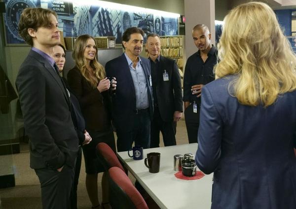 Bild 1 von 46: Geben alles, um eine Familie zu retten: Reid (Matthew Gray Gubler, l.), Kate (Jennifer Love Hewitt, 2.v.l.), JJ (A.J. Cook, 3.v.l.), Rossi (Joe Mantegna, M.), Jack Garrett (Gary Sinise, 3.v.r.) und Morgan (Shemar Moore, 2.v.r.) ...