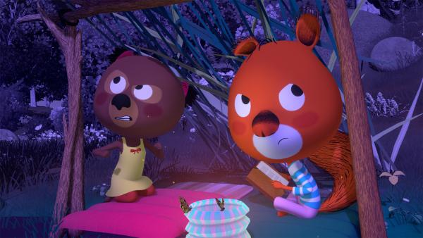 Bild 1 von 1: Edmund und Luzie sind ganz schön genervt. Die Mücken lassen ihnen einfach keine Ruhe!