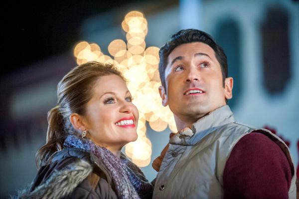 Bild 1 von 17: CHRISTMAS UNDER WRAPS - When a driven doctor doesn't get the prestigious position she planned for, she unexpectedly finds herself moving to a remote Alaskan town.  Photo: Candace Cameron Bure, David O'Donnell  Photo Credit: Copyright 2014 Crown Media United States LLC/Photographer: Fred Hayes