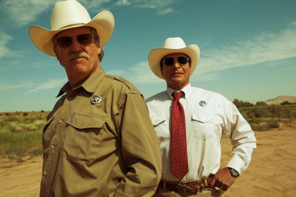 Bild 1 von 9: Marcus Hamilton (Jeff Bridges, l.); Alberto Parker (Gil Birmingham, r.)