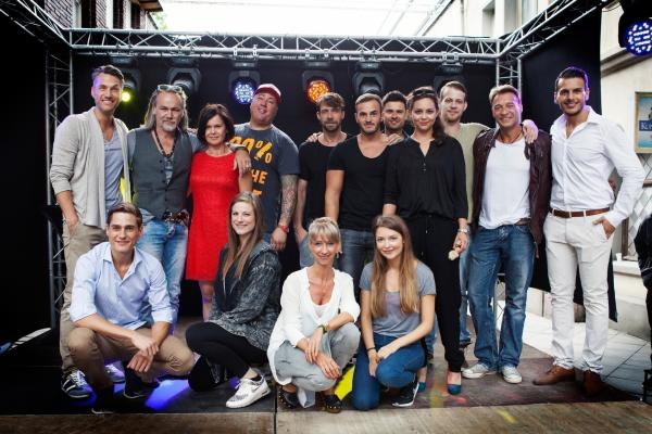 Bild 1 von 12: hintere Reihe v.l.: Stefan Bockelmann, Luca Maric, Petra Blossey, Ramon Ademes, Benjamin Kiss, Stefano Ligorio, Milos Vukovic, Ines Kurenbach, Patrick Müller, Kai Noll, Cronis Karakassidis; vordere Reihe v.l.: Timothy Boldt, Nora Koppen, Isabell Hertel und Amrei Haardt