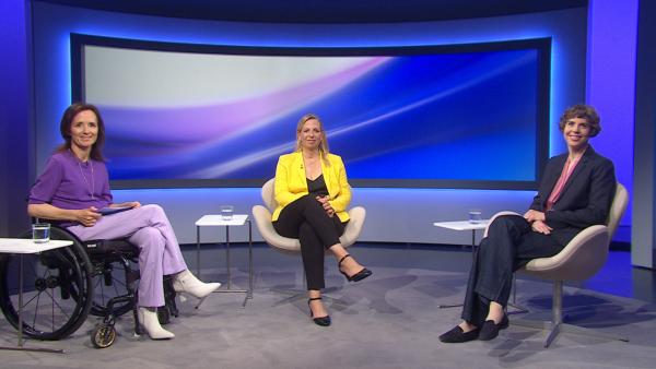 Bild 1 von 1: Von links: Moderatorin Mirjam Kottmann, Prof. Dr. Natalie Eßig (Architektin, Fachgebiet Bauklimatik, Hochschule München) und Dr. Friederike Well (Architektin und Wissenschaftlerin).