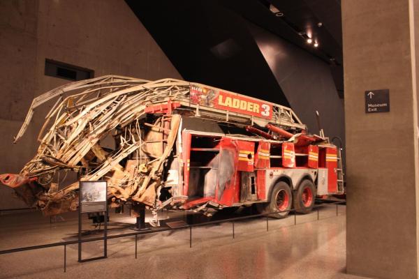Bild 1 von 6: Feuerwehrwagen der Ladder Company 3