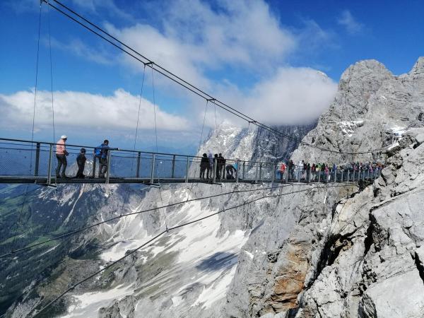 Bild 1 von 10: Im Bild: In 2995 Metern Höhe: eine gigantische Hängebrücke unter dem Dachstein-Gipfel.