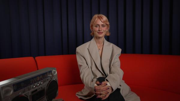 Bild 1 von 12: Alli Neumann ist musikalische Rebellin, Schauspielerin und Aktivistin. Sie bewegte sich bereits in jungen Jahren im Musikreis des Ton-Steine-Scherben-Haus in Fresenhagen, spielte beim Globalen Klimastreik in Berlin und diskutiert in ihren Songs Themen wie Systembruch und Sexismus.