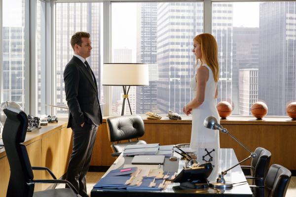 Bild 1 von 2: Harvey (Gabriel Macht) und Donna (Sarah Rafferty) sind sich ihrer Gefühle bewusst, aber die Realität holt sie schnell ein: die Kanzlei steht vor großen Schwierigkeiten.