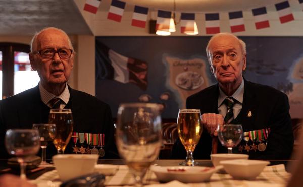 Bild 1 von 14: Im Bild: John Standing (Arthur), (Michael Caine (Bernard Jordan).