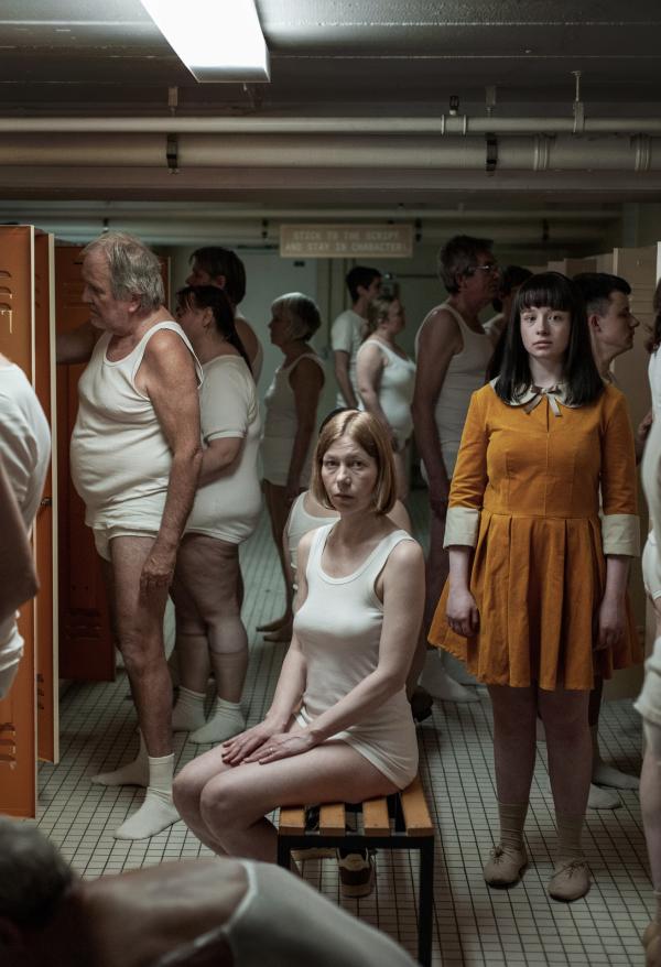 Bild 1 von 8: Paula (Fine Sendel) und ihre Mutter Elisa (Jule Böwe) bereiten sich in der Nebenfiguren-Umkleide auf Ihren Einsatz vor.