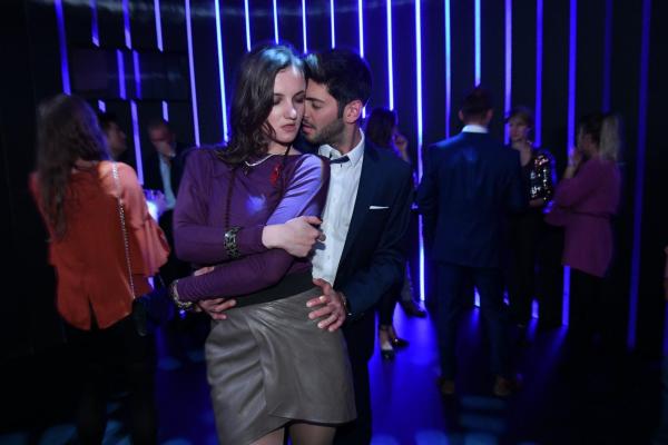 Bild 1 von 10: Hat Tarek (Varol Sahin, r.) Jenni etwa schon vergessen?