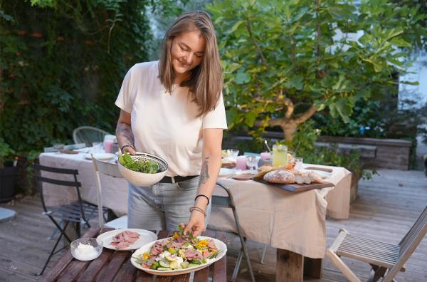 Bild 1 von 3: Mara Hohla serviert zum Tafelspitz Gurkensalat mit frischen Feigen.