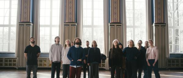 Bild 1 von 5: Studierende betrachten das Wandbild \