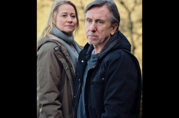 Bild 1 von 3: Lucas (Tim Roth) und Edith (Trine Dyrholm) sind geschieden. Nach Jahren der Trennung treffen sie wieder aufeinander, weil das Grab ihres verstorbenen Sohnes verlegt werden soll.