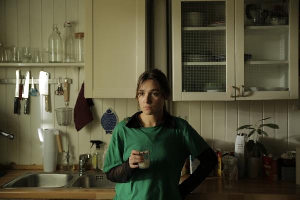 Bild 1 von 1: Klara (Darin Hagi) steht unter enormen Druck. Während sie verzweifelt versucht, selbst mit ihrem Dating-Trauma fertig zu werden, soll sie für ihren Podcast zu noch mehr Dates gehen, um darüber zu berichten.