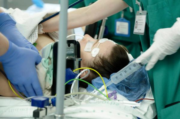 Bild 1 von 5: Endometriose ist eine chronische Krankheit, die rund zwei Millionen Frauen in Deutschland betrifft. Trotzdem fehlt es an Forschung, weil die Erkrankung lange Zeit nicht ernst genommen wurde.