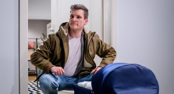 Bild 1 von 6: Marlon (Frederik Bott) ist völlig perplex, als ein unbekanntes Baby vor seiner Tür liegt.