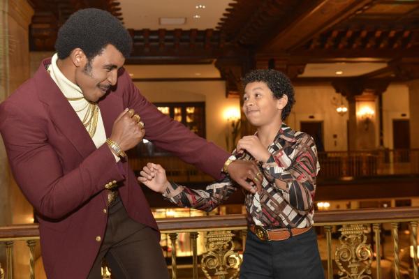 Bild 1 von 6: Rocky Johnson (Joseph Lee Anderson, l.); Dwayne Johnson (Adrian Groulx, r.)