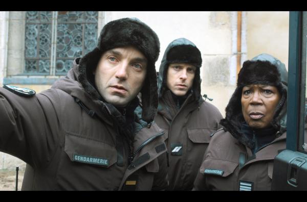 Bild 1 von 5: Major Louvetot (Guillaume Gouix, li.), Polizist Mc Cree (Julien Drion, Mi.) und Kommandantin Bellerose (Firmine Richard, re.) bei der Ermittlung