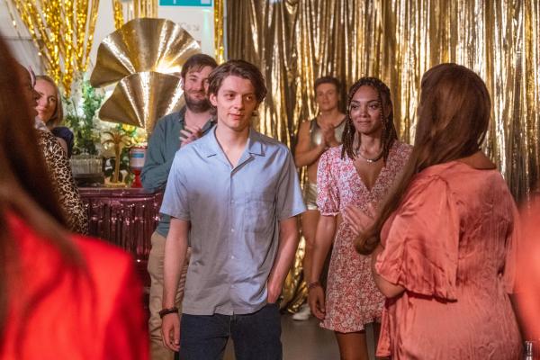 Bild 1 von 7: Der an Leukämie erkrankte Rocco (Baxter Westby) braucht die Spenden der Wohltätigkeitsveranstaltung, um eine Therapie in den USA zu finanzieren. Seine Freundin Chantelle (LJ Johnson) unterstützt ihn nach Kräften.