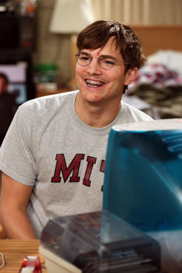 Bild 1 von 11: Walden (Ashton Kutcher) hat mit 17 Jahren ein Video für sein zukünftiges Ich aufgenommen, in dem er alles aufzählt, was er bis zum Alter von 35 erreichen will. Deprimiert stellt er fest, dass er weder Frau noch Hund noch Kinder hat ...