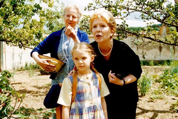 Bild 1 von 9: Im Bild: Julia Laubach mit ihrer Enkelin Elisabeth und Herta am Mährhof (v.li.: Bibiana Zeller, Paula Polak, Christiane Hörbiger).
