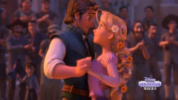 Bild 1 von 28: Das liebenswürdige Mädchen Cinderella träumt von ihrem Märchenprinzen. Doch viel Zeit dazu hat sie nicht, da sie ihrer Stiefmutter und deren boshaften Töchtern als Magd dienen muss. Ihr größter Traum ist es, mit zum Ball des Prinzen gehen zu dürfen. Da kommen ihr die lustigen Mäuse Jacques und Karli zu Hilfe - und mit einer großen Portion Bibbidi-bobbidi-boo-Zauber der guten Fee versuchen sie, Cinderellas größten Herzenswunsch wahr werden zu lassen.