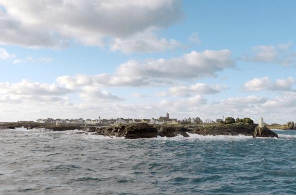 Bild 1 von 3: Flach wie ein bretonischer Crêpe liegt die Île-de-Sein im Meer.